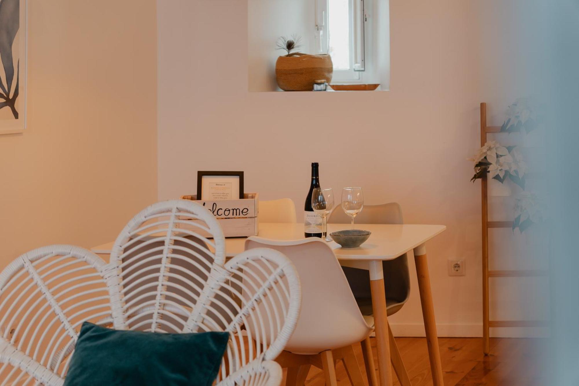 Stylish Getaway In A Mezzanine Flat By The Castle Lägenhet Lisboa Exteriör bild