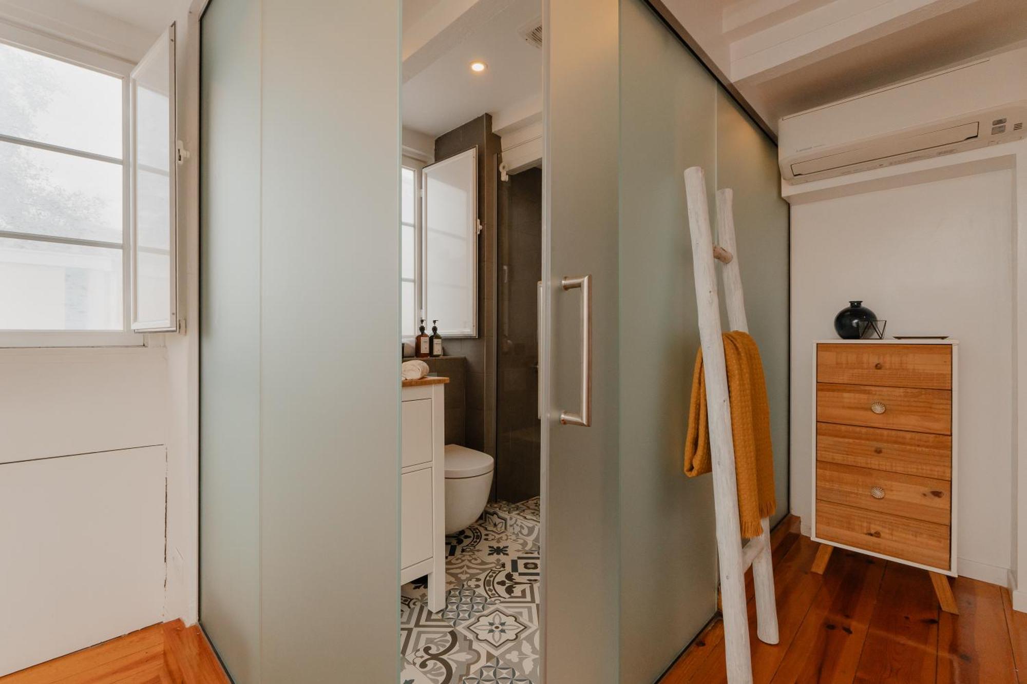 Stylish Getaway In A Mezzanine Flat By The Castle Lägenhet Lisboa Exteriör bild