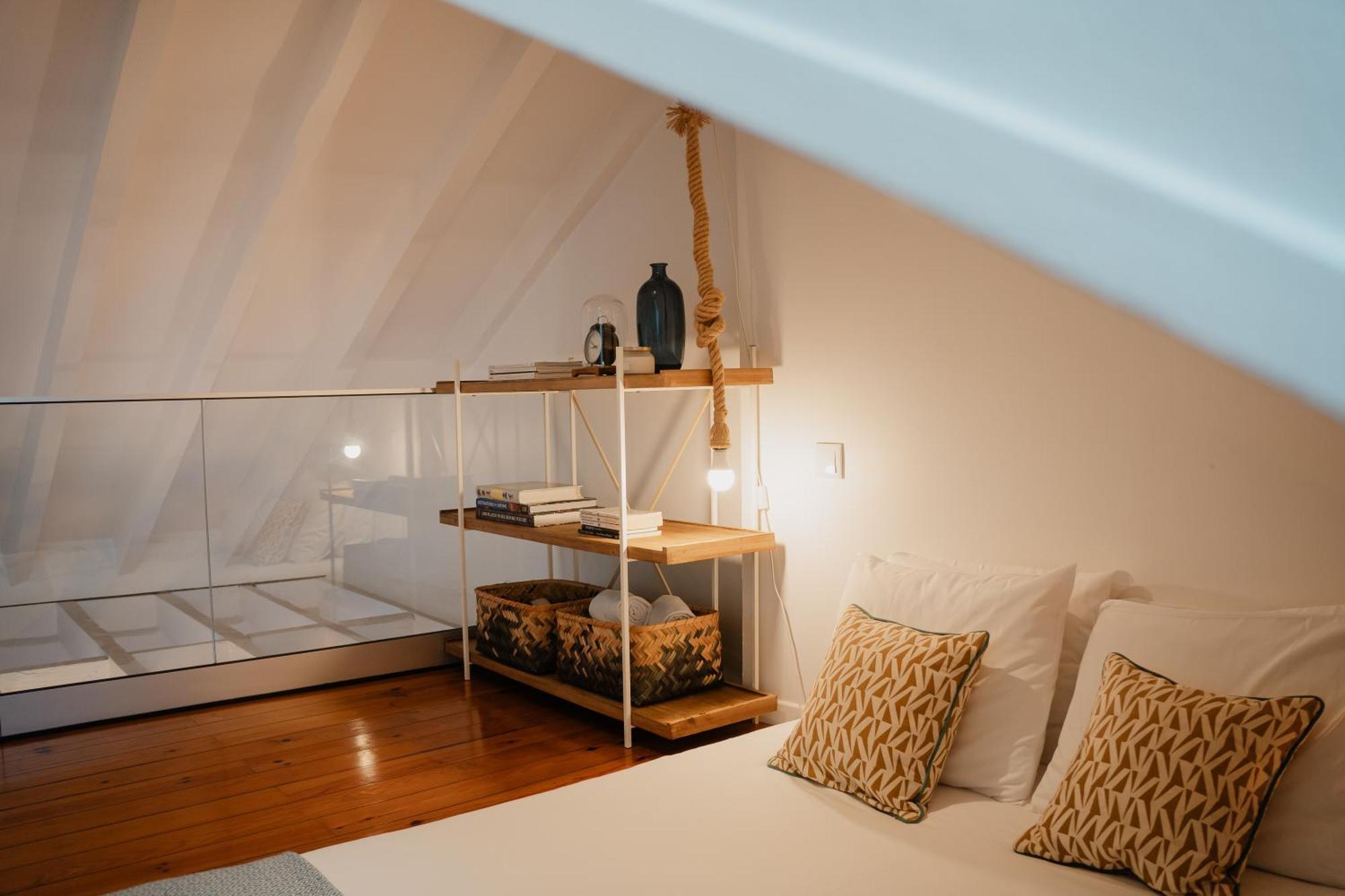 Stylish Getaway In A Mezzanine Flat By The Castle Lägenhet Lisboa Exteriör bild