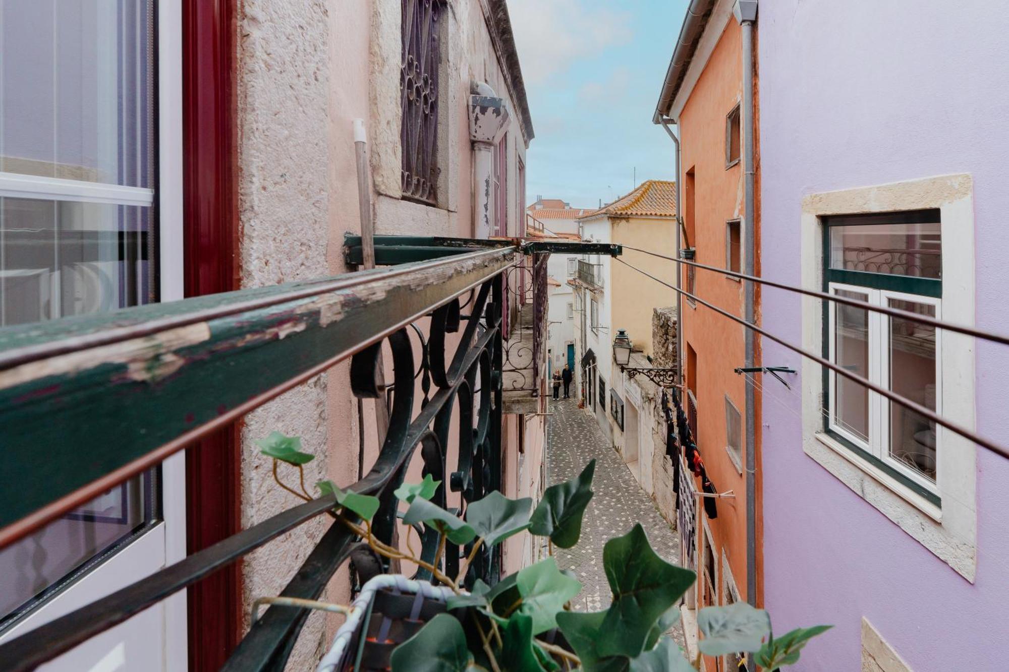 Stylish Getaway In A Mezzanine Flat By The Castle Lägenhet Lisboa Exteriör bild