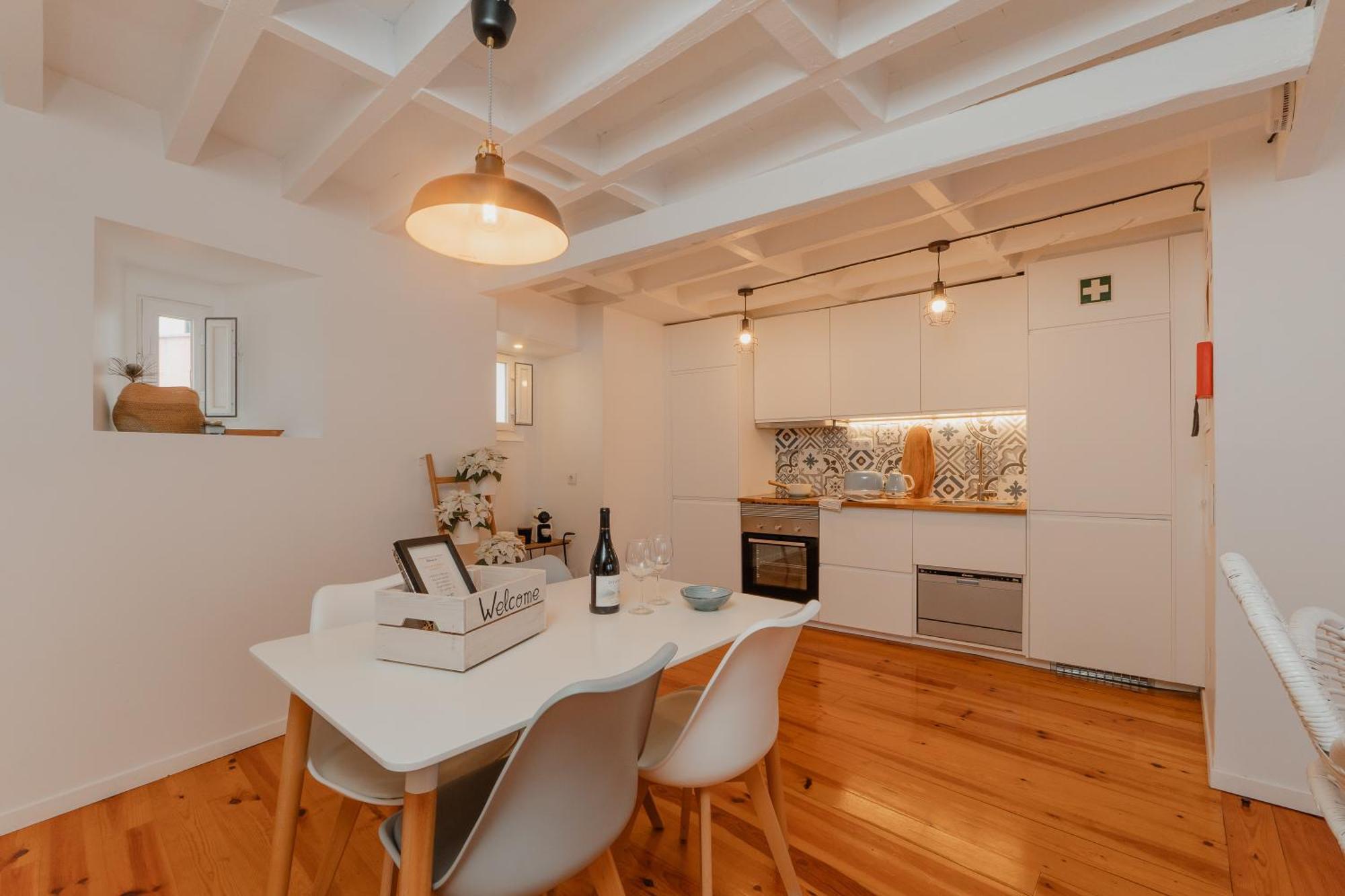 Stylish Getaway In A Mezzanine Flat By The Castle Lägenhet Lisboa Exteriör bild